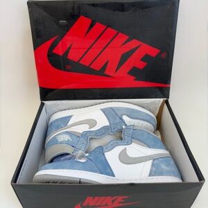 Nike Jordan 1 Retro High
Hyper Royal Smoke Grey
